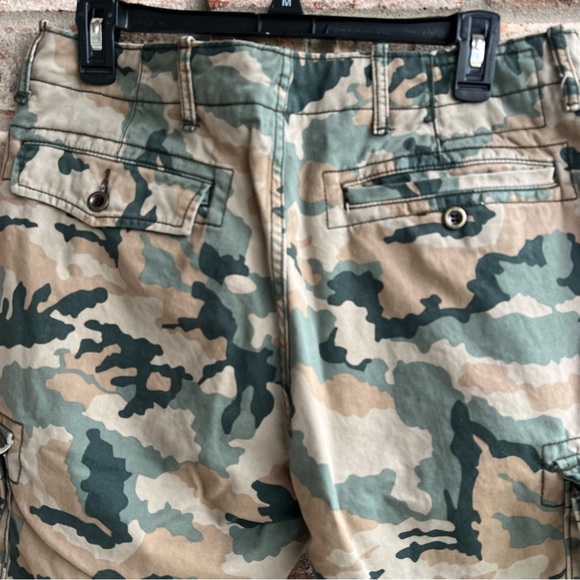 🍒💣 Levi’s camo cargo shorts - Picture 6 of 9